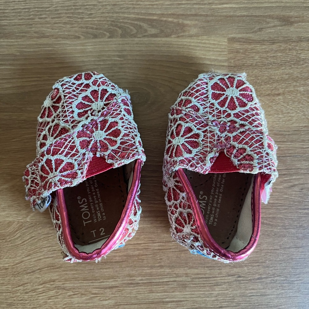 Toddler TOMS Classic Alpargata Tiny| Pink with White Floral Lace | Size T2